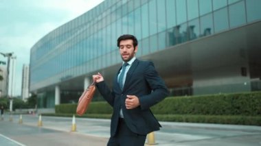 Başarılı bir iş adamı yürürken satışların artmasını kutluyor. Mutlu proje yöneticisi ya da erkek lider başarılı bir projeyle gurur duyuyor, terfi alıyor, iş buluyor. Aşırı sevinç ve mutluluk. Sevinçli..