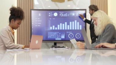 Ofisteki sunum ya da analist ekibiyle süs toplantı odasında mali verileri analiz etmek için BI Fintech 'i kullanın. İş adamları stratejik planlama için TV ekranında BI gösterge panelini analiz ediyor