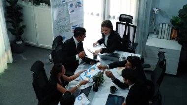 İş toplantısında kadın liderin mali istatistiklere bakması. Profesyonel pazarlama ekibi borsa yatırım grafiği ve planlama stratejisini inceliyor ve analiz ediyor. Takım çalışması. Müdürlük.