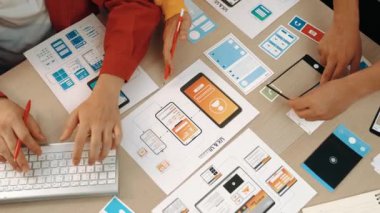 Mobil uygulama ya da web sitesi için kullanıcı arayüzü prototipi planlayan şirket çalışanlarının en iyi görünüm videosu. UX UI tasarımcı beyin fırtınası kullanıcı dostu arayüz planı. Sinerjik