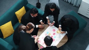 Akıllı iş adamlarının en iyi görüşü pazarlama planı yazıp zihin haritasına yapışkan notlar koymaktır. Bir grup mutlu iş adamı toplantı odasında finansal fikirler ve planlama stratejileri üretiyor. Müdürlük.