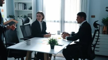 Yatırımcılar toplantıya katılırken iş planlarını Kafkas yöneticisiyle tartışan üst düzey bir işadamı görüşü. Kadın lider projeyi başlatırken masada yapışkan notlarla oturuyor. Müdürlük.