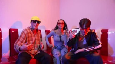 Şık gözlükler takan Happy dans takımı şehir pop veya hip hop müziğine taşınıyor. Modern restoranda birlikte komik serbest dans ederken profesyonel sanatçı grubu oturuyordu. Mutluluk.