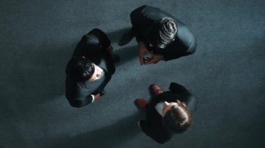 Çeşitli iş adamlarının yukarıdan aşağıya bakış açısı toplantı odasında ayakta durup kameraya bakarken pazarlama stratejisini açıklar. Bir grup zeki insan beyin fırtınası yapıp planı tartışıyor. Müdürlük.