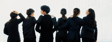 Ofis çalışanlarının panoramik afişi, arkadaşlık duruşu, başarılı takım çalışması ve iş istihdamı, İK işe alım konseptini simgeliyor. Kurnaz.