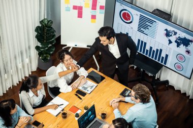 Toplantı masasındaki finansal veri raporlarını analiz eden çeşitli iş analist gruplarının geniş görüşü. İş zekası analizine göre çizelge ve grafik paneli. Çok titiz.