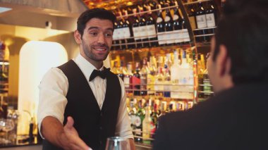 Lüks barlarda içki hazırlayan akıllı barmenlere odaklanırken aynı zamanda canlı ışıklandırma atmosfer şişesi ve bar arka planındaki VIP müşterilerle canlı sohbetler. Vinosity.