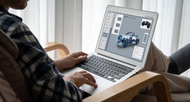 Bilgisayar ekranındaki elektrikli araba tasarım yazılımı, imalat için dijital hesaplama uygulaması ile simülasyon planlarını rahat bir şekilde gösteriyor