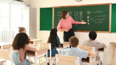 Zeki öğretmen sınıfta fikri açıklarken sevimli öğrenci ödevlerini kontrol ediyor. Not defterine bakıp matematik teorisinden çocuğa bahsederken sınıfta dolaşan çekici bir eğitmen. Pedagoji.