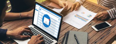 Bilgisayar ekranında rahatça görünen e-posta bildirim iletisi. Dijital pazarlama iletisi bilgi metni iş dünyasından müşteriye