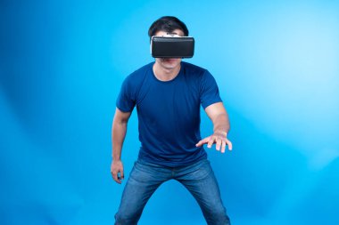 VR gözlük takan akıllı basketbol oyuncusu metaevren dünyasında dijital fütüristik teknolojiyi birbirine bağlayan izole edilmiş mavi arka plan görüntüsü veriyor. Entrika.