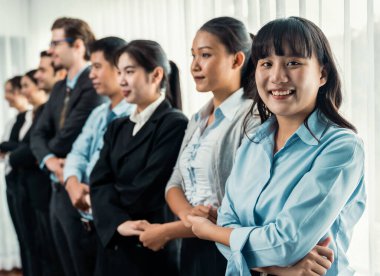 Modern çeşitlilik ve çok kültürlü şirket, iş adamları el ele verip kuyruğa giriyor, işbirliği ve işbirliği kavramına ortak bağlılık gösteriyor. Çok titiz.
