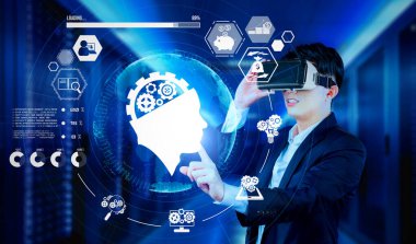 Yapay zeka yardımıyla veri merkezinde duran kulaklıklı bir iş adamı. Proje yöneticisi hologramı işaret ediyor ve pazarlama planı için artırılmış gerçeklik gözlüğü ve yapay zeka sohbeti kullanıyor. Yaratıcılık.