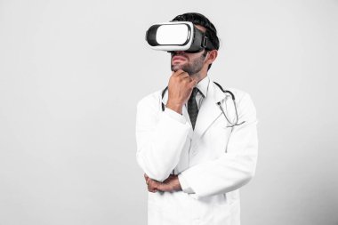 Kafkas doktoru tıbbi veriler hakkında karar veriyor ve düşünüyor. Profesyonel doktor, laboratuvar önlüğü ve sanal gerçeklik gözlüğü takarak metaevren ve sanal gerçeklik dünyasına girer. Yenilik kavramı. Sapma.