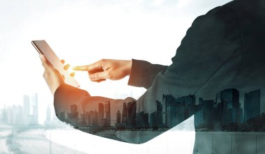 Business Communication Network Technology Concept - İş adamlarının modern şehir planında akıllı telefon ya da cep telefonu aygıtı kullanmaları. uds