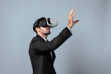 Profesyonel, zeki iş adamı, VR gözlük takarken elinde bir şey tutuyor. Sanal gerçeklik gözlüklü Kafkas proje yöneticisi beyaz arka planlı mevcut teknoloji yeniliği. Sapma.
