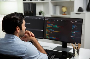 Modern ofisteki web sitesinde son güncelleme sürümü için iki pc ekranda akıllı bilişim geliştirici yazılım geliştirme kodlaması üzerinde yoğunlaşmak, virüs yazılım uygulama programı yaratmak. Tahmin et..