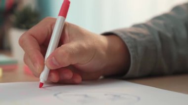Yavaş çekim kapanış çalışanı stratejik pazarlama planı yapıyor ve toplantı odasındaki ofis masasına renkli yapışkan notlarla zihin haritası yapıyor. Değiştirilmiş