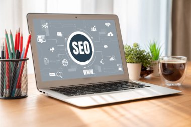 Model e-ticaret için SEO arama motoru optimizasyonu ve bilgisayar ekranında gösterilen çevrimiçi perakende işi