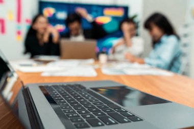 Yakın plan odaklı dizüstü bilgisayar, iş adamlarının bulanık arkaplanında finansal verileri ya da veri analizini analiz etmek için dizüstü bilgisayar kullanmaları. Çok titiz.