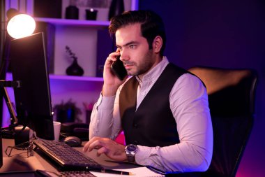 Akıllı iş adamı, akıllı telefon şirketinin ortağı ya da yatırımcısı kağıt işi raporları klasörüne not pazarı verileri yazarak satış kanalı disiplinlerini Neon Dark Light Room 'daki ürün hizmetlerini analiz ediyor. Tahmin et..