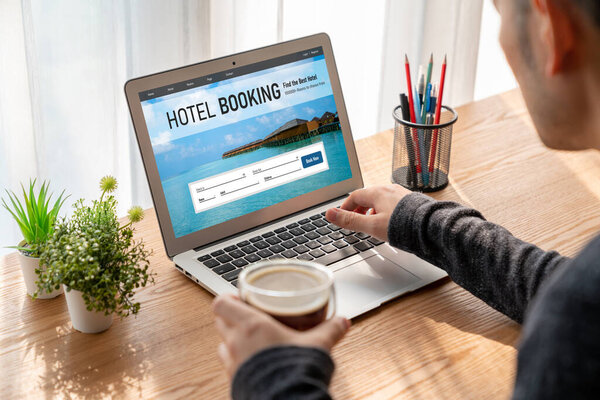 Интернет-сайт бронирования отелей предоставляет модную систему бронирования. Концепция технологий путешествия .