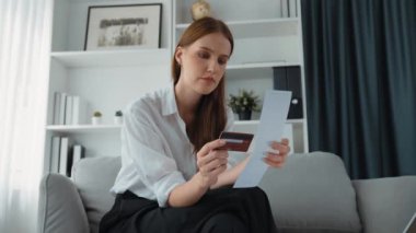 Kadın internet pazarından gelen borç yığınını modern yaşam tarzı olarak hesaplıyor ve prim siber güvenlik yazılımı tarafından korunan cüzdandan çevrimiçi ödeme için kredi kartı kullanıyor
