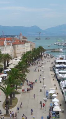 Hırvatistan 'ın Trogir kentinin panoramik manzarası. Trogir, Hırvatistan 'ın Split-Dalmaçya İlçesi' nin Adriyatik kıyısındaki tarihi liman kenti..