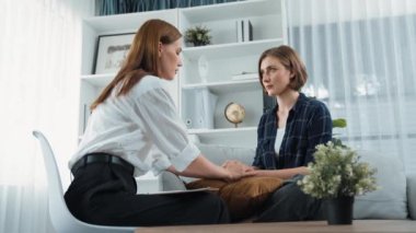 Destekleyici ve rahatlatıcı eller depresif hastayı neşelendiriyor ya da empati kurarak stres yapıyor. Psikolog, klinikte stresli ve üzgün bir hastaya güven veriyor..