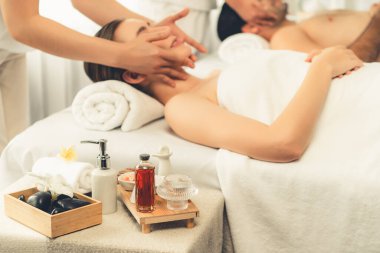 Kafkasyalı çift stres önleyici kafa masajının keyfini çıkarıyor ve lüks otellerde ya da otel spa salonlarında gündüz kaplıcalarında yüz güzelliği eğlencelerini şımartıyor. Sessiz.