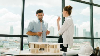 Stres mimarı mühendis takımı ev modeli inşaatı hakkında konuşuyor. Başarılı iç tasarım beyin fırtınası, paylaşım, mimari tasarım. Yaratıcı tasarım. İzleme