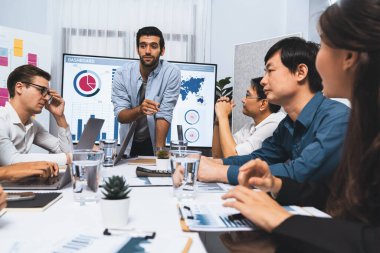 Analist ekibi toplantı odasındaki mali verileri analiz etmek için BI Fintech 'i kullanıyor. İş adamları iş görüşü ve stratejik pazarlama planlaması için BI 'ın torpido gözünü inceliyor. Tedbirli