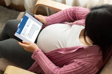 Muhasebe uygulamasından gelen fatura bilgisayar ekranında. Şirket işlerinin finans ve bütçesi için bilgisayar programı. Rahatça..