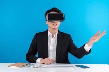 Asyalı işadamı, sanal gerçeklikteki yenilik teknolojisini analiz ederek, iş dünyasındaki meta-evrensel buluşmayı fütüristik metaevrenle ilişkilendiren kapsamlı bir VR arıyor. Entrika.