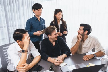 Bir grup farklı ofis çalışanı şirket ofis odasında stratejik iş pazarlama planlamasında birlikte çalışıyor. İş yeri konseptinde pozitif takım çalışması. Tedbirli