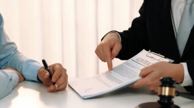 Müvekkil hukuki danışmanlık ve avukatlık danışmanlığı konusunda hukuk firmasına güveniyor, karmaşık yasal sözleşme belgelerini güvenilir bir hukuk danışmanlık hizmeti olarak analiz ediyor. Ağır çekim. Katı.