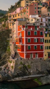 Riomaggiore İtalya 'nın Riomaggiore şehrinde günbatımında günbatımında kaybolan Riomaggiore, İtalya' nın Liguria şehrinde bulunan geleneksel bir balıkçı köyüdür. Riomaggiore Cinque Terre seyahat köylerinden biridir..