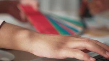 Grafik tasarımı için renk seçimi yapan ve beyin fırtınası yapan iki tasarımcının yavaş çekim çekimi ya da tasarım bürosunda kromatik danışmanlık hizmeti isteyen bir müşteri. Değiştirilmiş