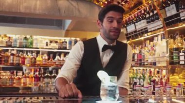 Akıllı barmen, lüks bir tezgahta arkadaşını beklerken limonlu cin kokteyli ikram ediyor. Barmen, canlı gece hayatı parti atmosferinde mükemmel hizmet veriyor. Vinosity.