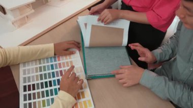 Yavaş çekim kapanış mimarı ve iç mimar. İç mekan tasarımı için tekstil malzemesi ve renk paletinden sunum yapıyor. Müşteri denetimi ve denetimine dayalı. Değiştirilmiş