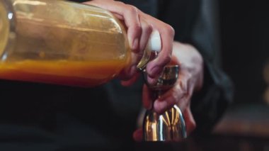 Meyve suyunu ölçmek için barmenle karıştırıp bardaki karışık kokteyllere hazırlamak. Gece hayatı karışımının gece kulübüne davet edildiği özel bir içecek. Vinosity.