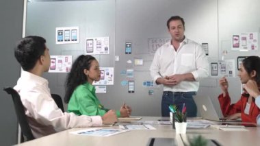 Genç ve güzel iş kadını, çeşitli iş toplantıları sırasında erkek lidere yaratıcı bir etiket gönderiyor. Fikir paylaşımı, beyin fırtınası pazarlama stratejisi, birlikte çalışma. Yönlendirici.