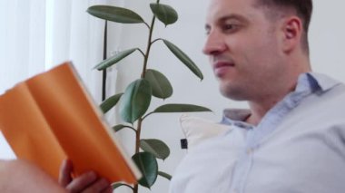 Elinde kahve fincanı olan bir adam, ders kitabı okur, sosyal ve mesleki teknoloji bilgisini arttırır ya da çocukları iyi bir yetişkin olarak yetiştirerek akıllı bir baba olur. Hayat boyu öğrenme konsepti. Uyumsuzluk.