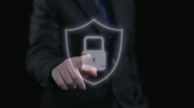 İş adamı müşteri hedef gruplarını belirlemek için verileri analiz eder, pazarlama stratejilerini rafine eder. Her hedef grubun özel ihtiyaçlarını karşılamak için iletiler gönderiliyor. Kullanıcı Kimliği