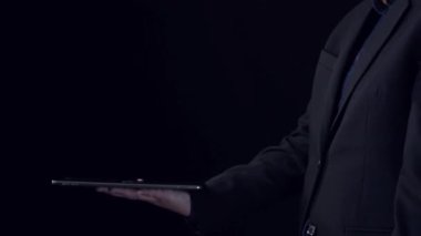 İş adamı ağ kurar, değerli bağlantılar kurar. Profesyonel ağı ve fırsatları genişletmek için etkili insan ağ oluşturma stratejileri UUID