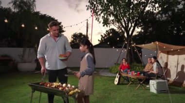Aile birlikte bahçede kamp kurar, baba ve kız aile bireyleri için ızgara yapar. Doğayla iç içe olmak için açık hava kamp aktiviteleri ve genç nesil çapraz kuşaklarla zaman geçirmek için. Uyumsuzluk.