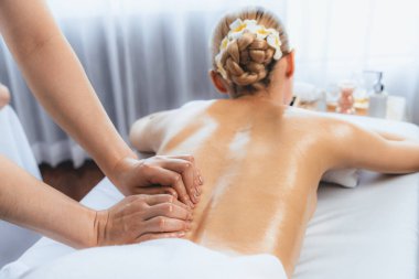 Kafkasyalı kadın müşteri stres önleyici spa masajının keyfini çıkarıyor ve lüks otel ya da oteldeki gündüz açık ortam güzellik salonunda güzellik teniyle eğleniyor. Sessiz.