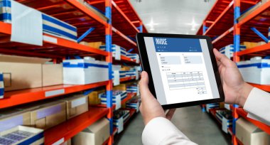 Muhasebe uygulamasından gelen fatura bilgisayar ekranında. Şirket işlerinin finans ve bütçesi için bilgisayar programı. Rahatça..