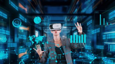İş kadını kullanıcı büyük veri dinamik pazar grafik monitörüyle yakınlaştırıyor VR gelecekteki küresel yenilik arayüzü dijital bilgi ağı teknolojisi görsel hologram animasyonu düşünüyor. Kısıtlanma.