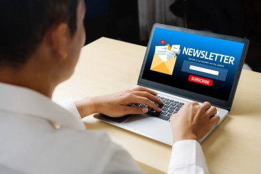 Müşterilerin abone olmak için bilgisayardaki haber belirleme sayfası Sugly Newsletter güncelleme bilgilerini aboneye aktarması